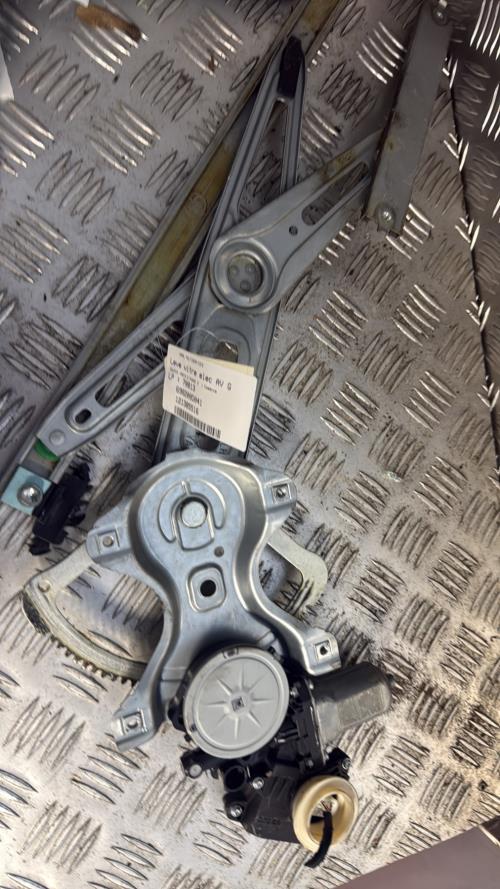 Leve vitre electrique avant gauche TOYOTA YARIS 2 PHASE 2 Essence - Image 2