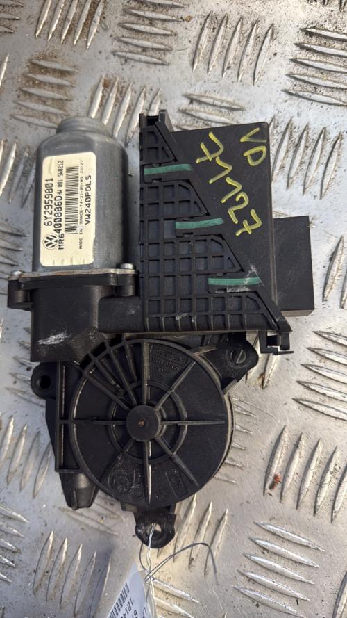 Moteur leve vitre avant droit VOLKSWAGEN POLO 4 PHASE 2 Essence - Image 3