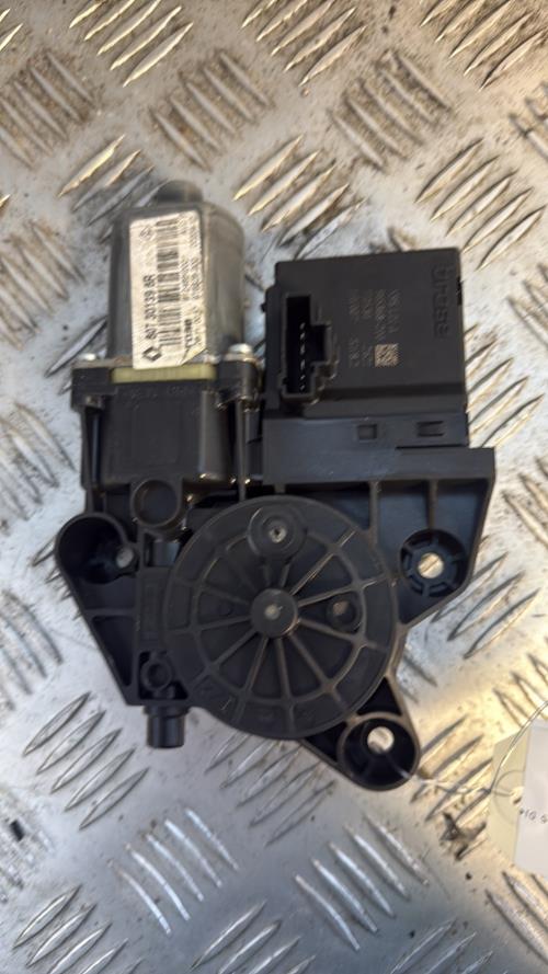 Moteur leve vitre avant droit RENAULT MEGANE 3 PHASE 1 BREAK Diesel - Image 1