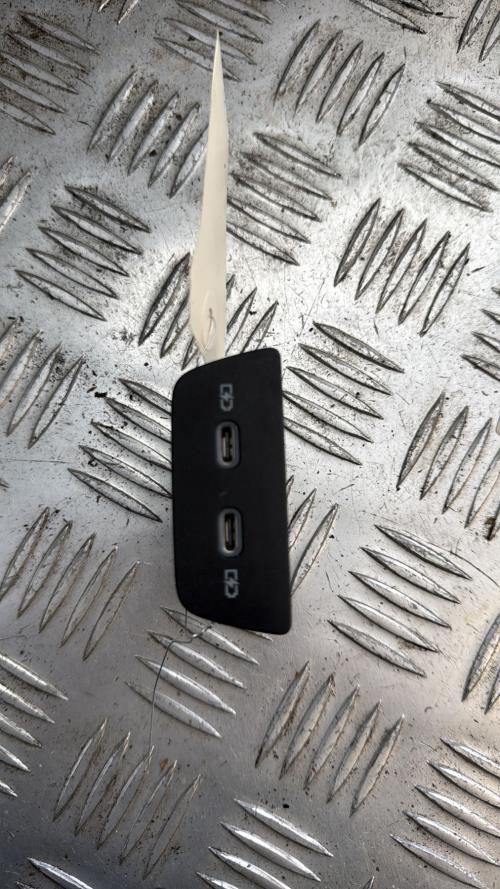 Prise port USB VOLKSWAGEN T-CROSS PHASE 1 Essence - Image 1