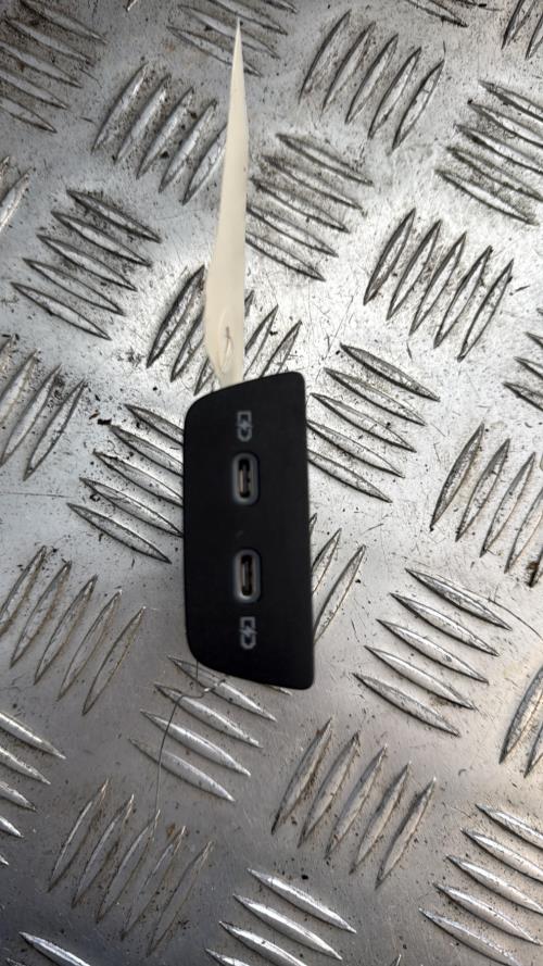 Prise port USB VOLKSWAGEN T-CROSS PHASE 1 Essence - Image 2