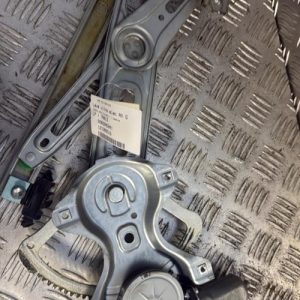 Leve vitre electrique avant gauche TOYOTA YARIS 2 PHASE 2 Essence - Image 1