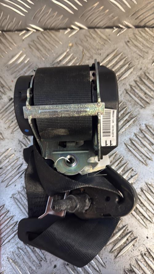 Ceinture arriere centrale RENAULT CLIO 4 PHASE 1 Essence - Image 1