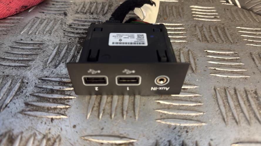 Prise port USB RENAULT CLIO 5 PHASE 1 Diesel/Hybride - Image 1