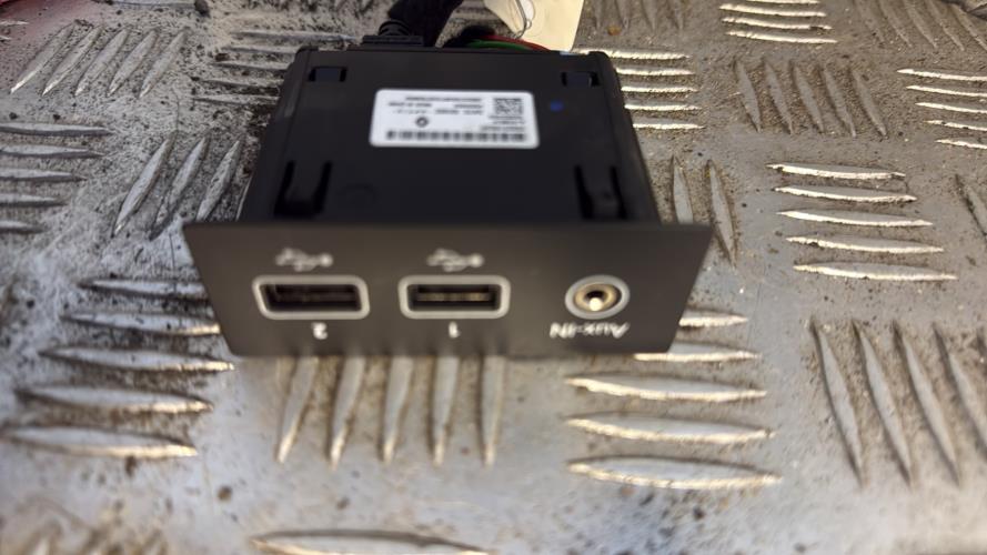 Prise port USB RENAULT CLIO 5 PHASE 1 Diesel/Hybride - Image 2