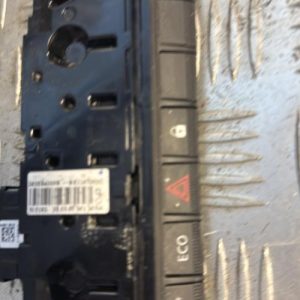 Bouton de warning RENAULT CLIO 5 PHASE 1 Diesel/Hybride - Image 1