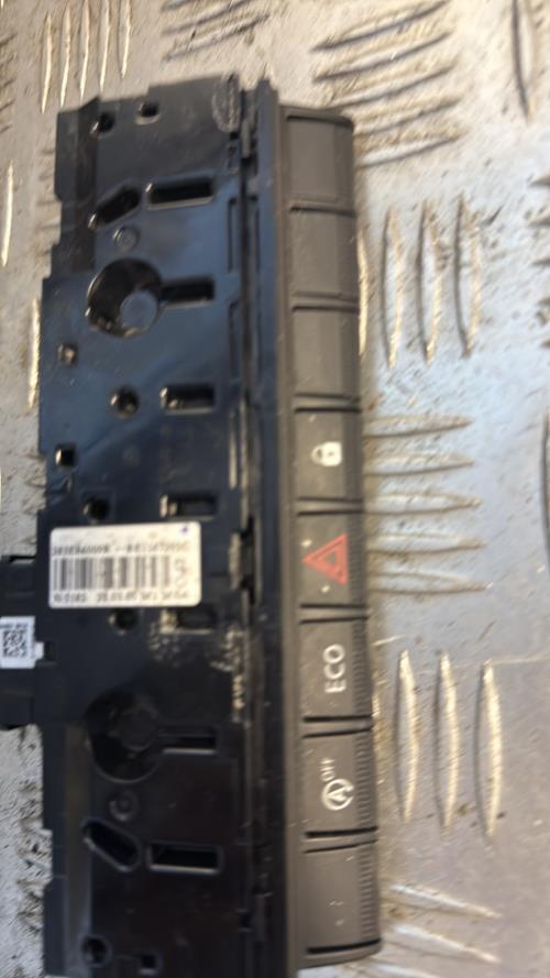 Bouton de warning RENAULT CLIO 5 PHASE 1 Diesel/Hybride - Image 1