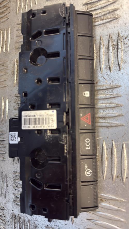 Bouton de warning RENAULT CLIO 5 PHASE 1 Diesel/Hybride - Image 2