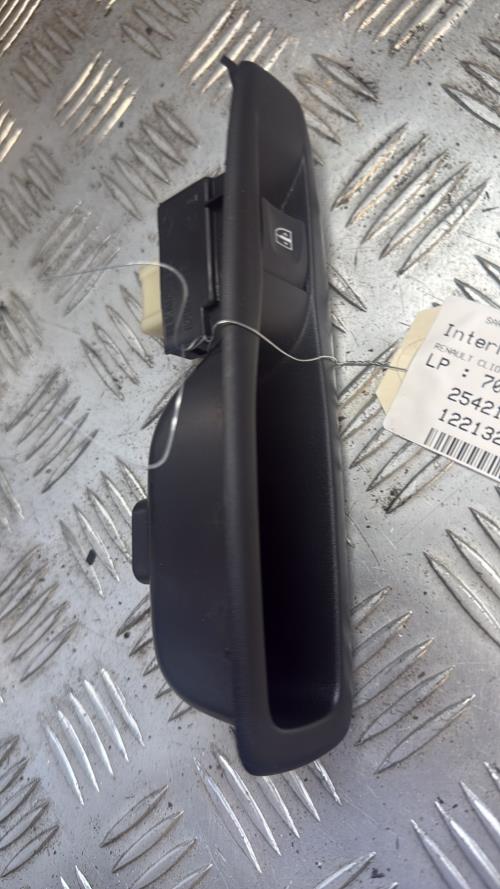 Interrupteur de leve vitre arriere gauche RENAULT CLIO 4 PHASE 2 Diesel - Image 1