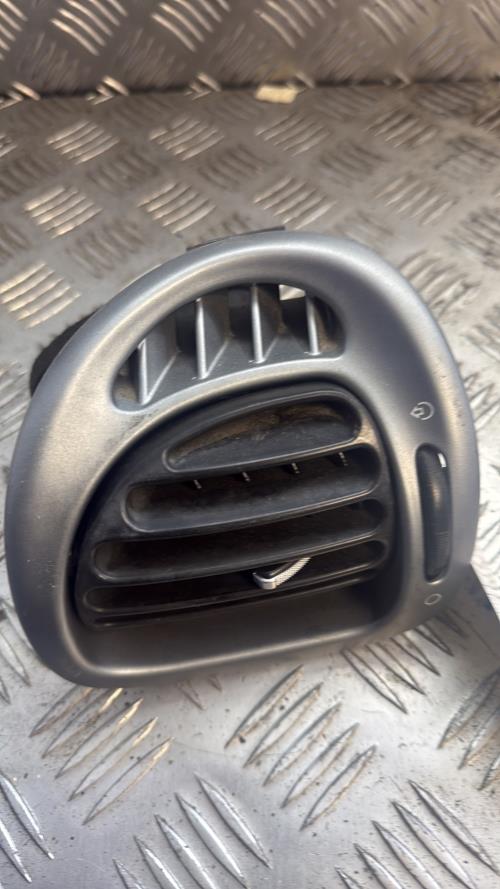 Aerateur tableau de bord avant gauche CITROEN XSARA PICASSO PHASE 1 Essence - Image 1