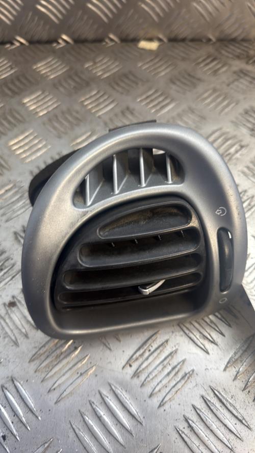 Aerateur tableau de bord avant gauche CITROEN XSARA PICASSO PHASE 1 Essence - Image 3