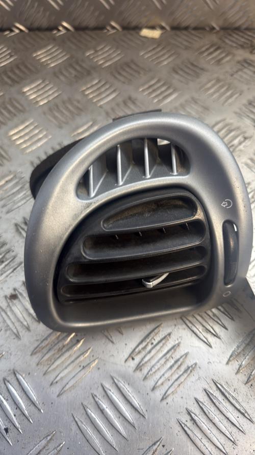 Aerateur tableau de bord avant gauche CITROEN XSARA PICASSO PHASE 1 Essence - Image 4