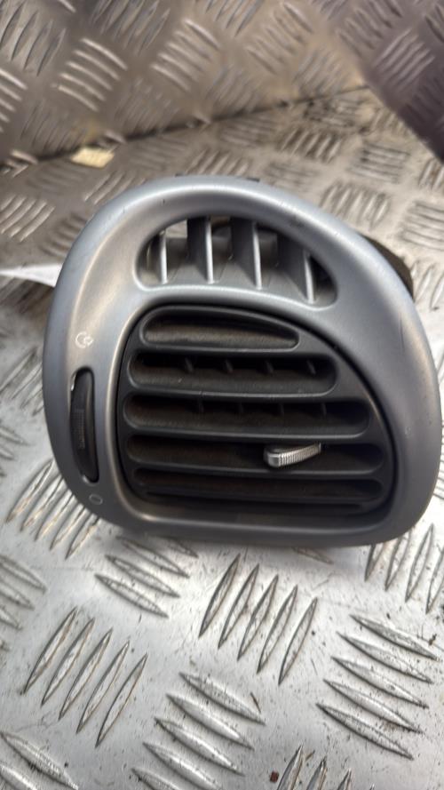 Aerateur tableau de bord avant droit CITROEN XSARA PICASSO PHASE 1 Essence - Image 1