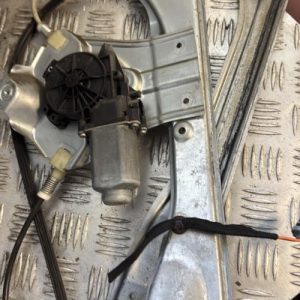 Leve vitre electrique avant gauche RENAULT CLIO 3 PHASE 2 BREAK Diesel - Image 1