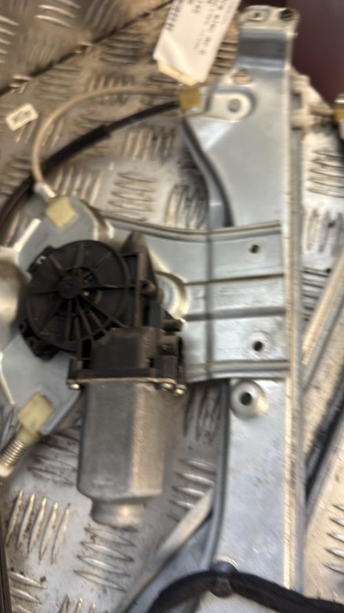 Leve vitre electrique avant gauche RENAULT CLIO 3 PHASE 2 BREAK Diesel - Image 3