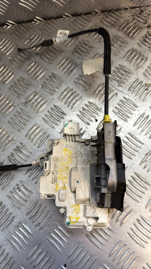 Serrure avant droit AUDI A4 3 AVANT PHASE 1 BREAK Diesel - Image 1