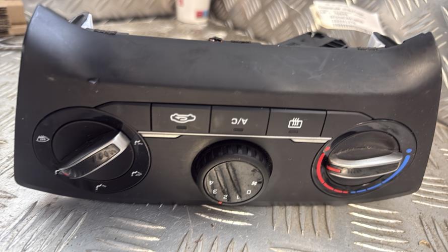 Commande chauffage HYUNDAI I 20 3 Essence - Image 1