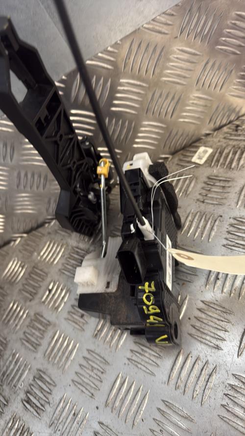 Serrure avant droit HYUNDAI I 20 3 Essence - Image 1