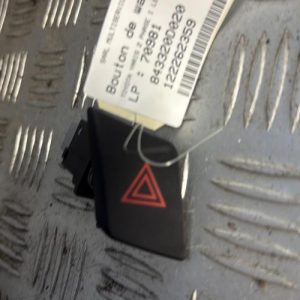 Bouton de warning TOYOTA YARIS 2 PHASE 1 Essence - Image 1