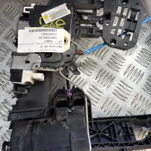 Serrure avant droit MERCEDES CLASSE GLA 156 PHASE 1 Diesel - Image 1