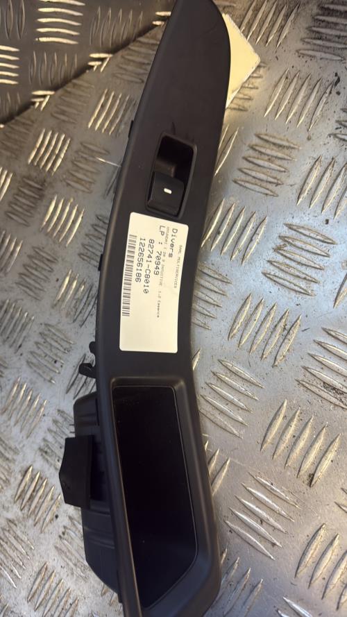 Interrupteur de leve vitre avant droit HYUNDAI I 20 3 Essence - Image 1