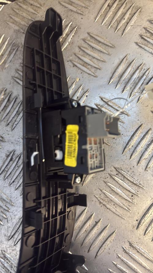 Interrupteur de leve vitre avant droit HYUNDAI I 20 3 Essence - Image 3