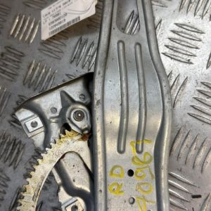 Leve vitre mecanique arriere droit TOYOTA YARIS 2 PHASE 1 Essence - Image 1