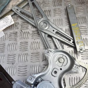 Leve vitre electrique avant droit TOYOTA YARIS 2 PHASE 1 Essence - Image 1