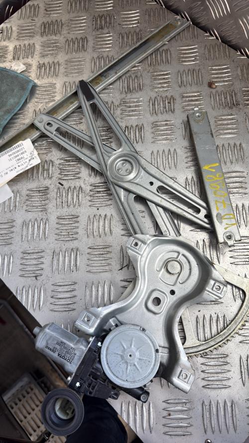 Leve vitre electrique avant droit TOYOTA YARIS 2 PHASE 1 Essence - Image 1