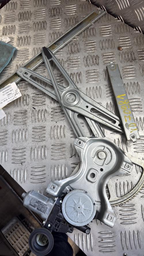 Leve vitre electrique avant droit TOYOTA YARIS 2 PHASE 1 Essence - Image 2