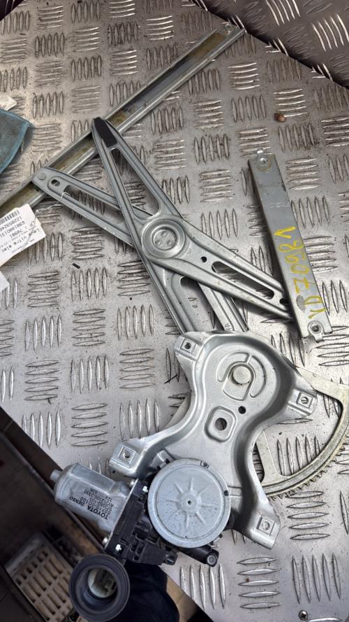 Leve vitre electrique avant droit TOYOTA YARIS 2 PHASE 1 Essence - Image 3