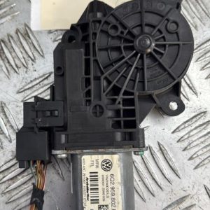 Moteur leve vitre avant gauche VOLKSWAGEN POLO 4 PHASE 2 Essence - Image 1