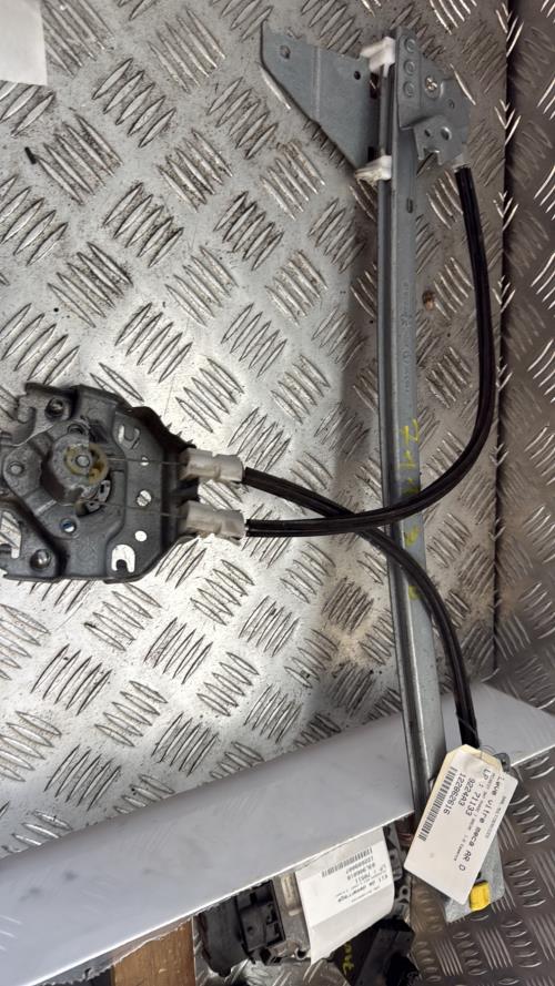 Leve vitre mecanique arriere droit PEUGEOT 307 PHASE 1 BREAK Essence - Image 1