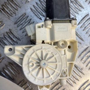 Moteur leve vitre avant droit MERCEDES CLASSE GLA 156 PHASE 1 Diesel - Image 1