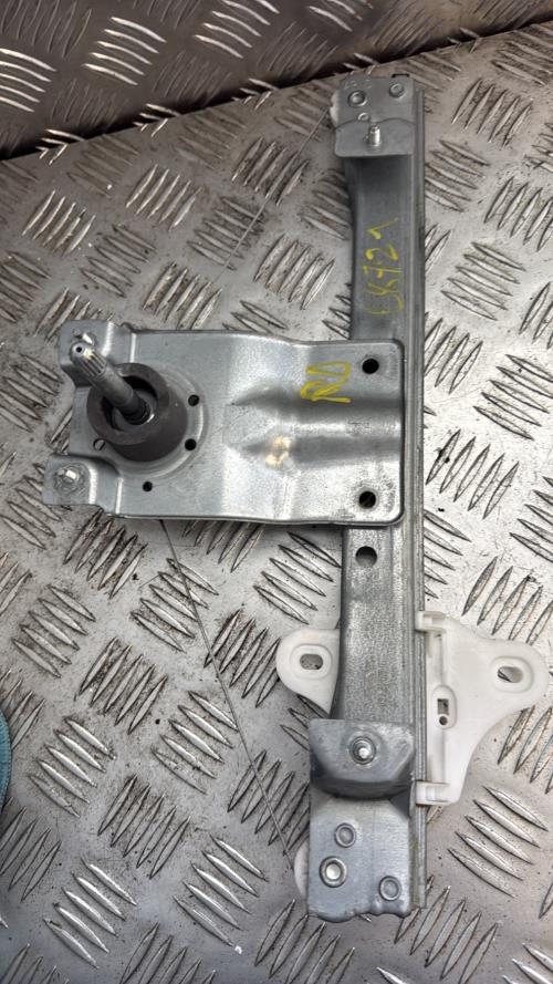 Leve vitre mecanique arriere droit RENAULT CLIO 4 PHASE 2 Diesel - Image 1