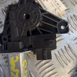 Moteur leve vitre arriere droit MERCEDES CLASSE GLA 156 PHASE 1 Diesel - Image 1