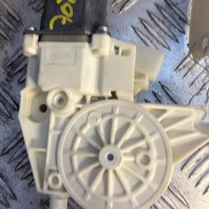 Moteur leve vitre avant gauche MERCEDES CLASSE GLA 156 PHASE 1 Diesel - Image 1