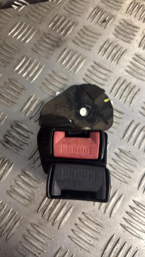 Attache ceinture arriere gauche RENAULT CLIO 2 CAMPUS PHASE 2 Diesel - Image 1