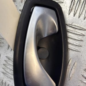Poignee interieur arriere gauche RENAULT CLIO 4 PHASE 2 Diesel - Image 1