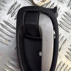 Poignee interieur avant droit TOYOTA YARIS 2 PHASE 1 Essence - Image 1