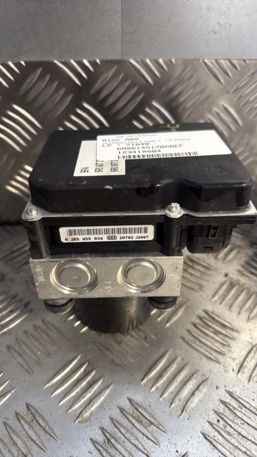 Bloc ABS (freins anti-blocage) VOLKSWAGEN POLO 5 PHASE 1 Essence - Image 3