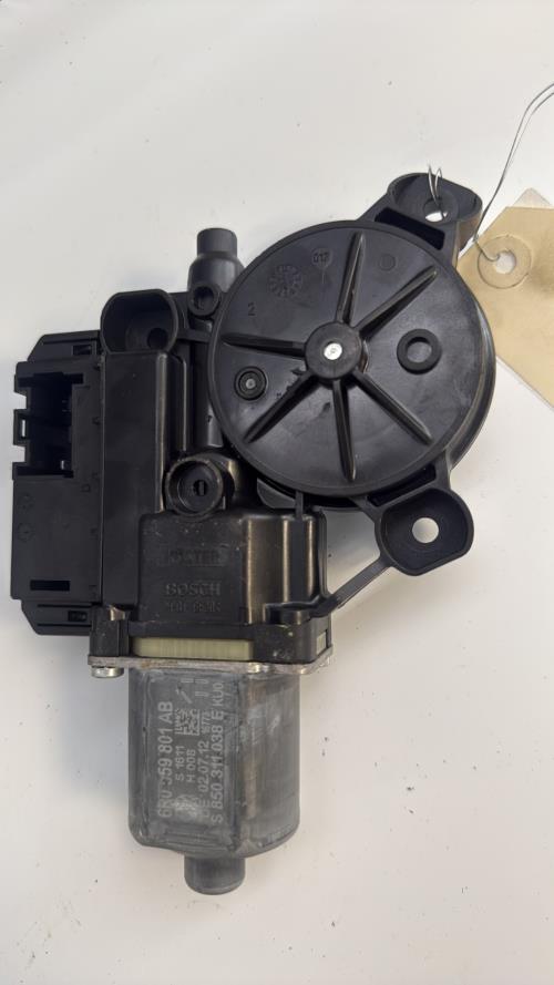 Moteur leve vitre avant gauche VOLKSWAGEN POLO 5 PHASE 1 Essence - Image 2