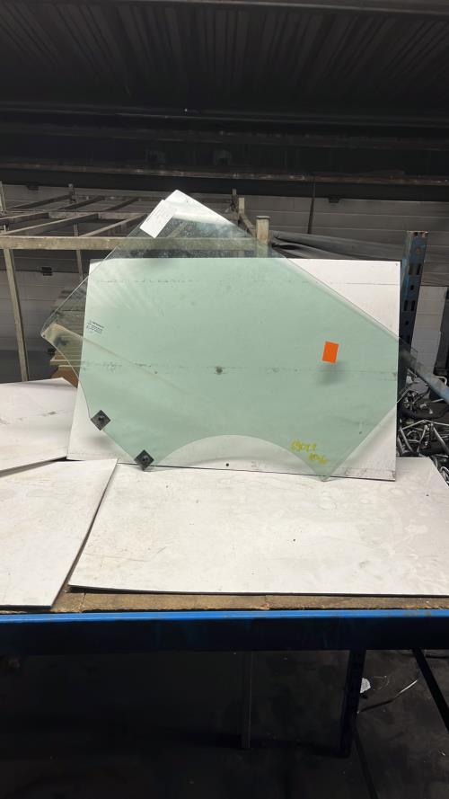 Vitre arriere gauche RENAULT CLIO 5 PHASE 1 Essence - Image 1