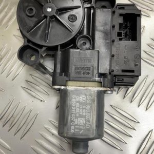 Moteur leve vitre avant droit VOLKSWAGEN POLO 6 PHASE 1 - Image 1