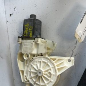 Moteur leve vitre avant gauche MERCEDES CLASSE GLA 156 PHASE 2 Diesel - Image 1